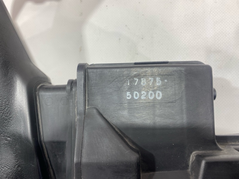 Патрубок воздушного фильтра Toyota Land Cruiser Cygnus UZJ100W 2UZ-FE 2000 (б/у) Патрубок воздушного фильтра Toyota Land Cruiser Cygnus UZJ100W 2UZ-FE 2000 (б/у)
