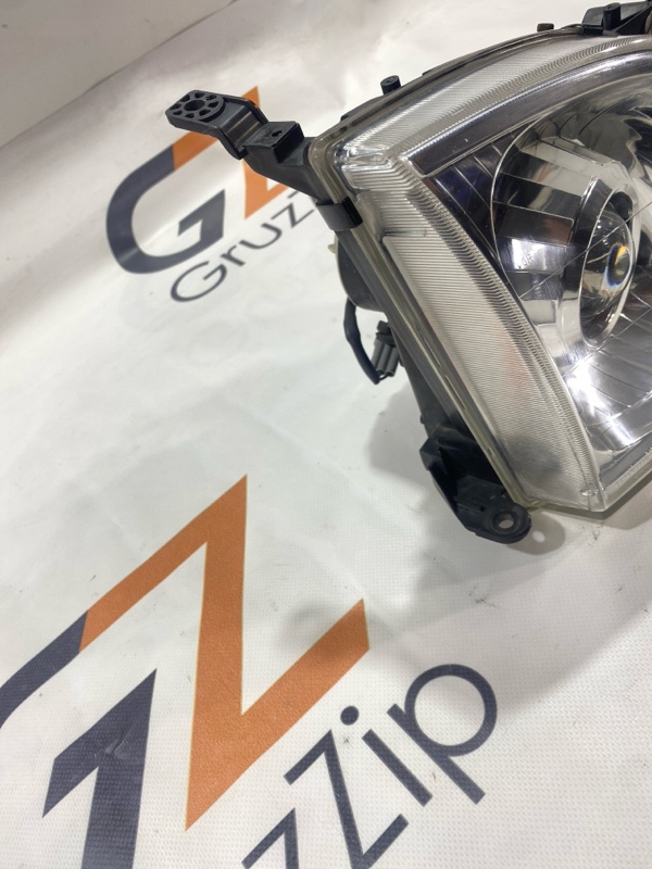 Фара Toyota Land Cruiser Cygnus UZJ100W 2UZ-FE 2000 передняя правая (б/у) Фара Toyota Land Cruiser Cygnus UZJ100W 2UZ-FE 2000 передняя правая (б/у)