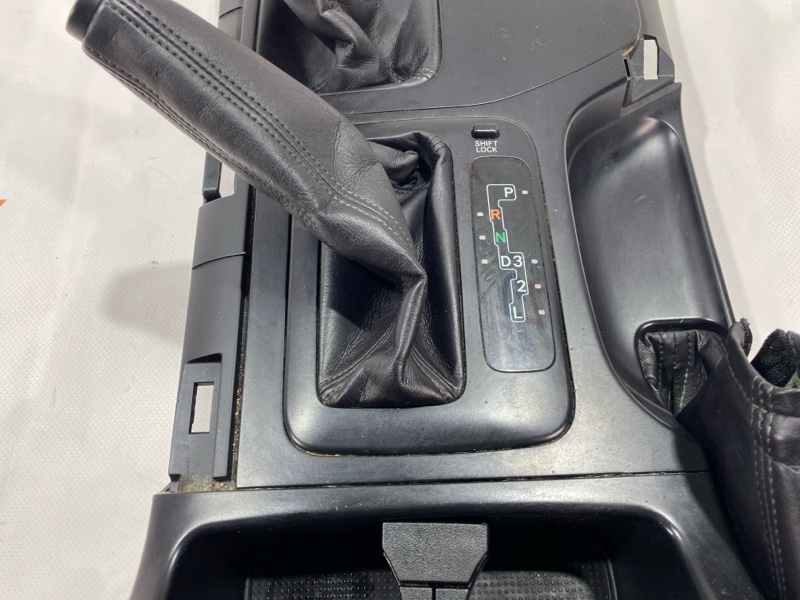 Консоль между сидений Toyota Land Cruiser Prado VZJ120W 5VZ-FE 2004 (б/у) Консоль между сидений Toyota Land Cruiser Prado VZJ120W 5VZ-FE 2004 (б/у)