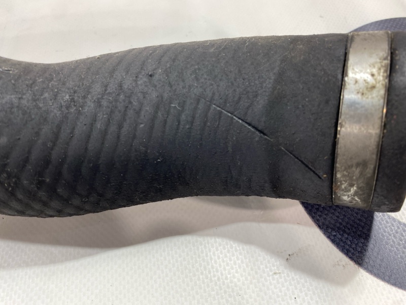 Патрубок интеркулера Toyota Land Cruiser HDJ101K 1HD-FTE 2000 (б/у) Патрубок интеркулера Toyota Land Cruiser HDJ101K 1HD-FTE 2000 (б/у)