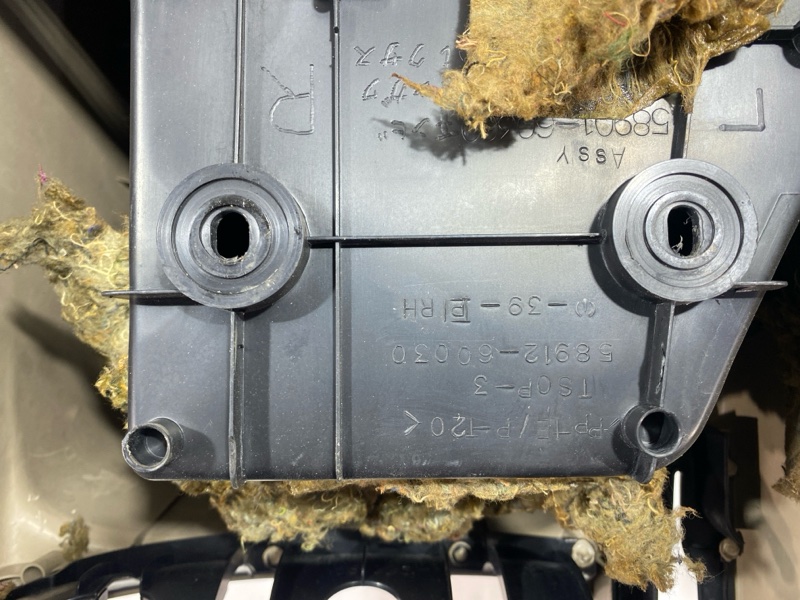 Бардачок между сидений Toyota Land Cruiser Cygnus UZJ100W 2UZ-FE 2000 (б/у) Бардачок между сидений Toyota Land Cruiser Cygnus UZJ100W 2UZ-FE 2000 (б/у)