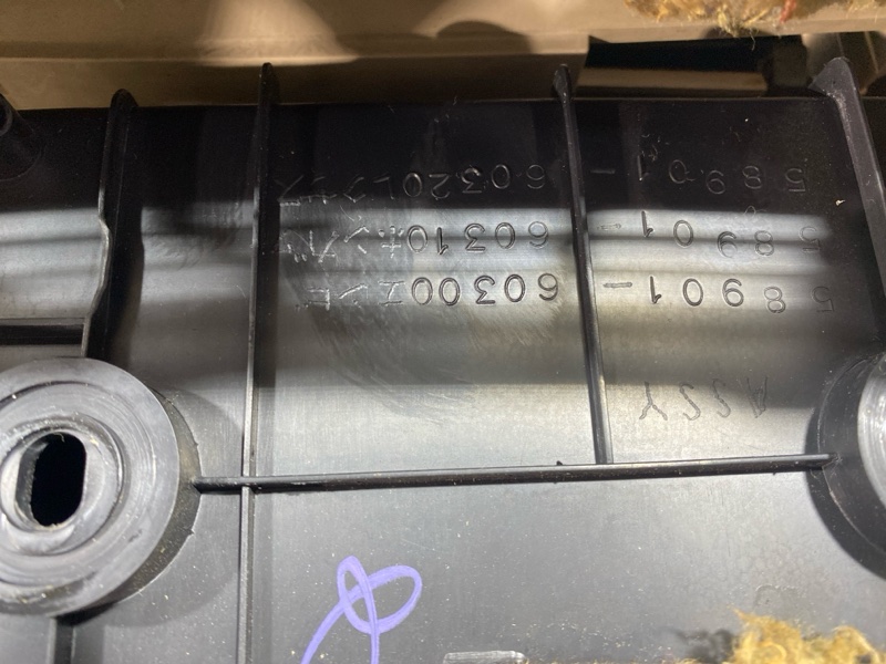 Бардачок между сидений Toyota Land Cruiser Cygnus UZJ100W 2UZ-FE 2000 (б/у) Бардачок между сидений Toyota Land Cruiser Cygnus UZJ100W 2UZ-FE 2000 (б/у)