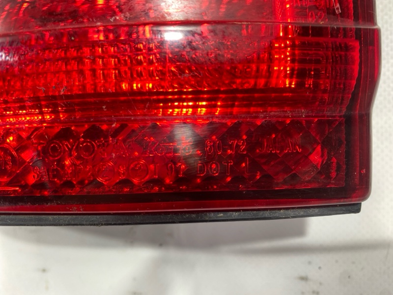 Стоп-сигнал Toyota Land Cruiser Cygnus UZJ100W 2UZ-FE 2000 задний левый (б/у) Стоп-сигнал Toyota Land Cruiser Cygnus UZJ100W 2UZ-FE 2000 задний левый (б/у)