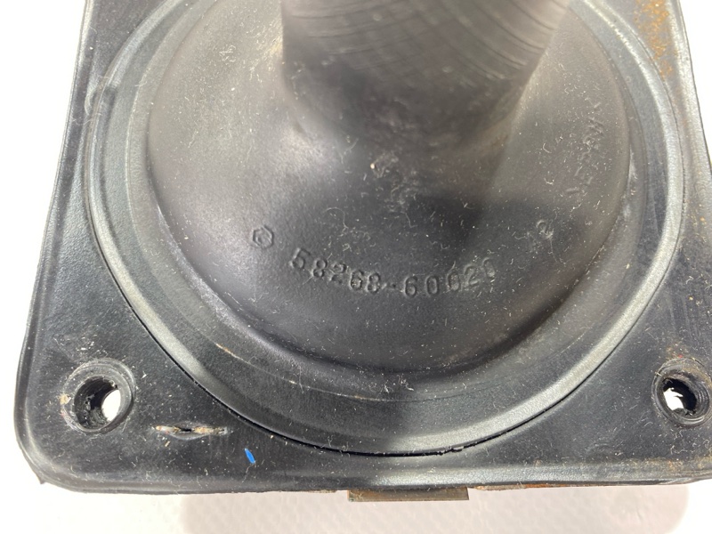 Кожух ручки переключения раздатки Toyota Land Cruiser Cygnus UZJ100W 2UZ-FE 2000 (б/у) Кожух ручки переключения раздатки Toyota Land Cruiser Cygnus UZJ100W 2UZ-FE 2000 (б/у)
