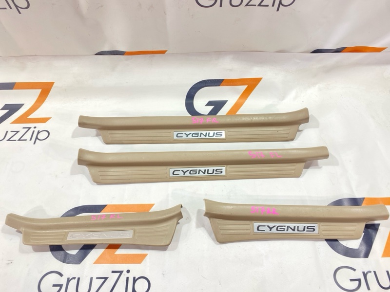 Порожек пластиковый Toyota Land Cruiser Cygnus UZJ100W 2UZ-FE 2000 (б/у) Порожек пластиковый Toyota Land Cruiser Cygnus UZJ100W 2UZ-FE 2000 (б/у)