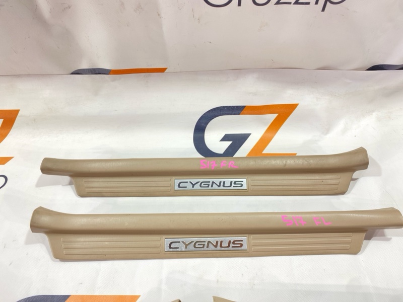 Порожек пластиковый Toyota Land Cruiser Cygnus UZJ100W 2UZ-FE 2000 (б/у) Порожек пластиковый Toyota Land Cruiser Cygnus UZJ100W 2UZ-FE 2000 (б/у)