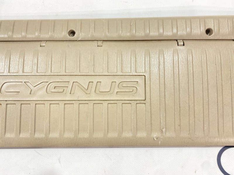 Накладка на порог багажника Toyota Land Cruiser Cygnus UZJ100W 2UZ-FE 2000 (б/у) Накладка на порог багажника Toyota Land Cruiser Cygnus UZJ100W 2UZ-FE 2000 (б/у)