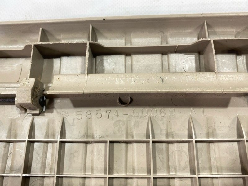 Накладка на порог багажника Toyota Land Cruiser Cygnus UZJ100W 2UZ-FE 2000 (б/у) Накладка на порог багажника Toyota Land Cruiser Cygnus UZJ100W 2UZ-FE 2000 (б/у)
