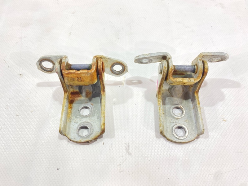 Петля двери Nissan Safari WGY61 TB45E 1998 передняя правая (б/у) Петля двери Nissan Safari WGY61 TB45E 1998 передняя правая (б/у)