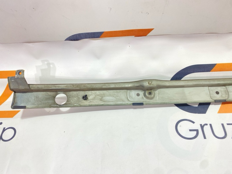 Планка под лобовое стекло Isuzu Giga CYJ77W6 6UZ1 2006 (б/у) Планка под лобовое стекло Isuzu Giga CYJ77W6 6UZ1 2006 (б/у)