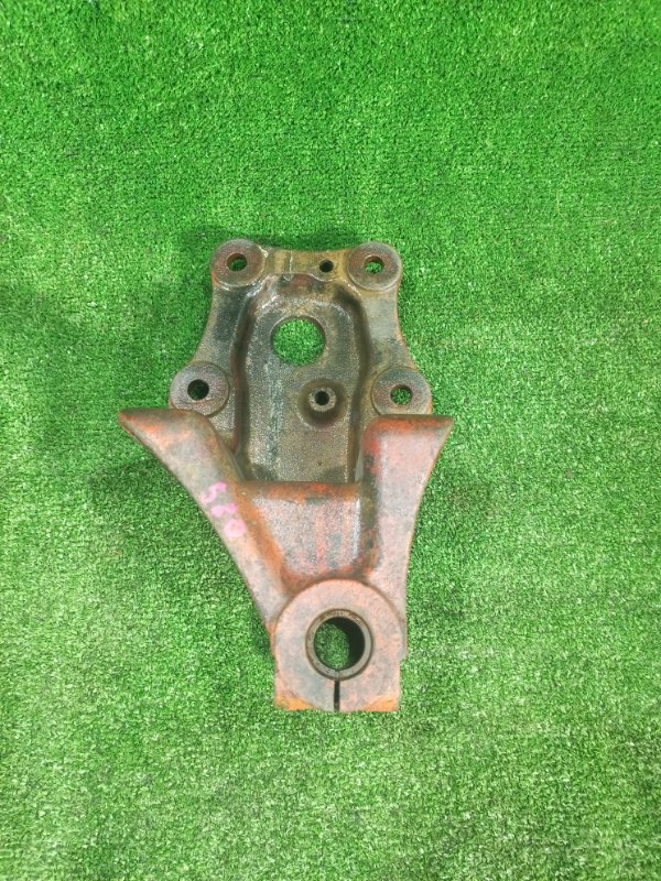 Кронштейн рессоры Isuzu Giga CYL50 6WA1 1998 передний (б/у) Кронштейн рессоры Isuzu Giga CYL50 6WA1 1998 передний (б/у)