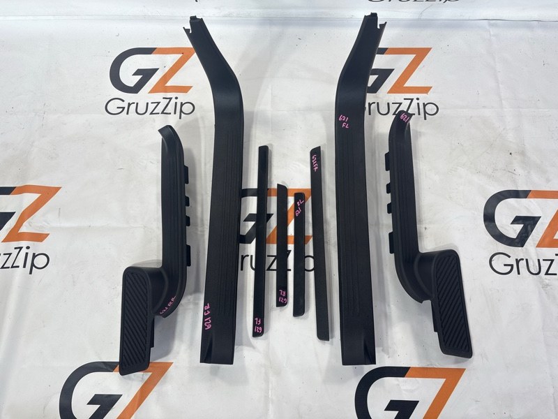 Порожек пластиковый Toyota Land Cruiser UZJ200W 2UZ-FE 2008 (б/у)
