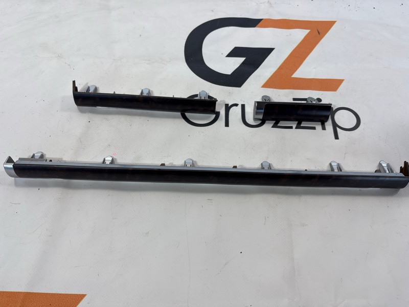 Накладка на торпедо Toyota Land Cruiser UZJ200W 2UZ-FE 2008 (б/у)