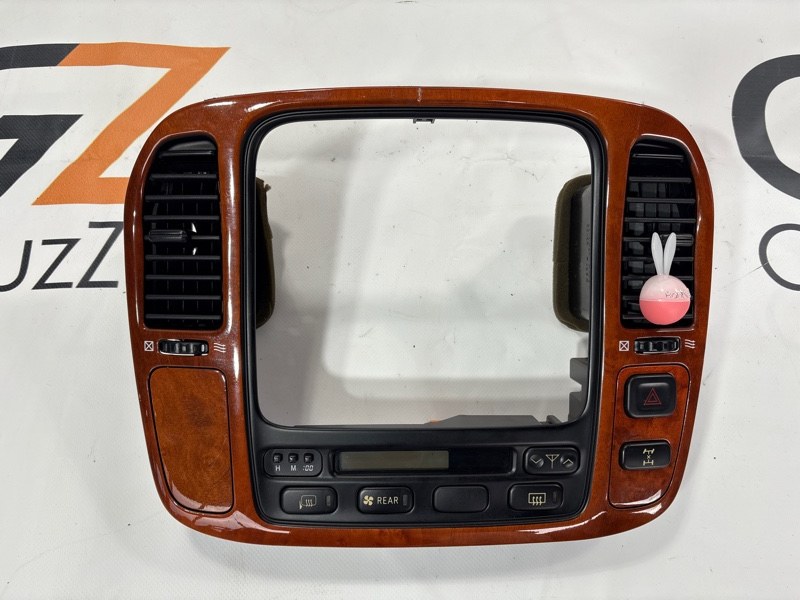 Консоль под магнитолу Toyota Land Cruiser Cygnus UZJ100W 2UZ-FE 1999 (б/у)
