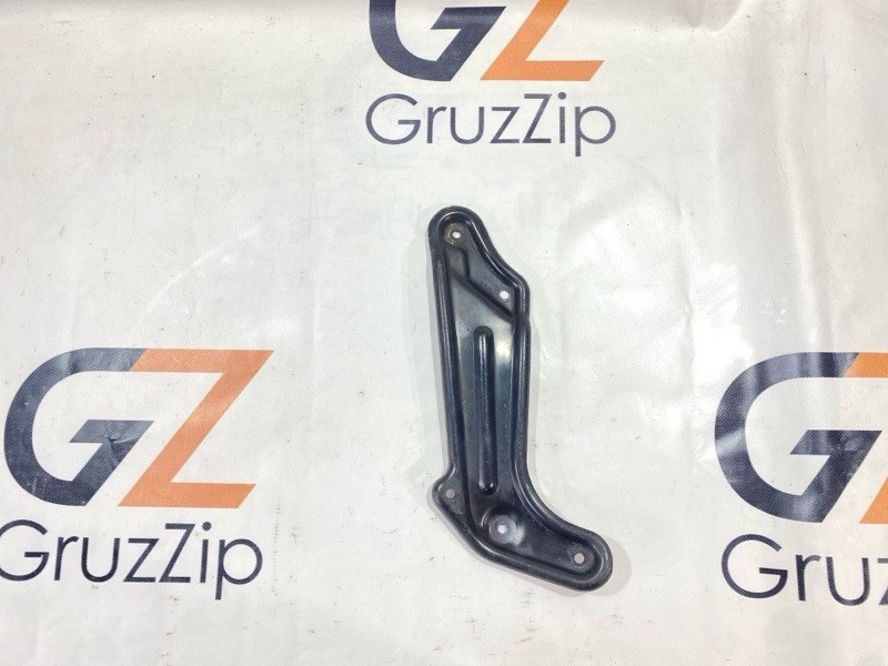 Крепление подножки Isuzu Forward Juston NRR32 6HE1 1995 правое (б/у)