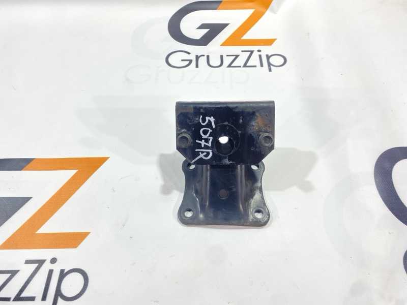 Крепление подушки двс Isuzu Forward FRD35 6HL1 2003 правое (б/у)