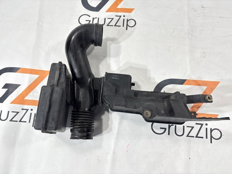 Патрубок воздушного фильтра Toyota Land Cruiser Cygnus UZJ100W 2UZ-FE 1999 (б/у)