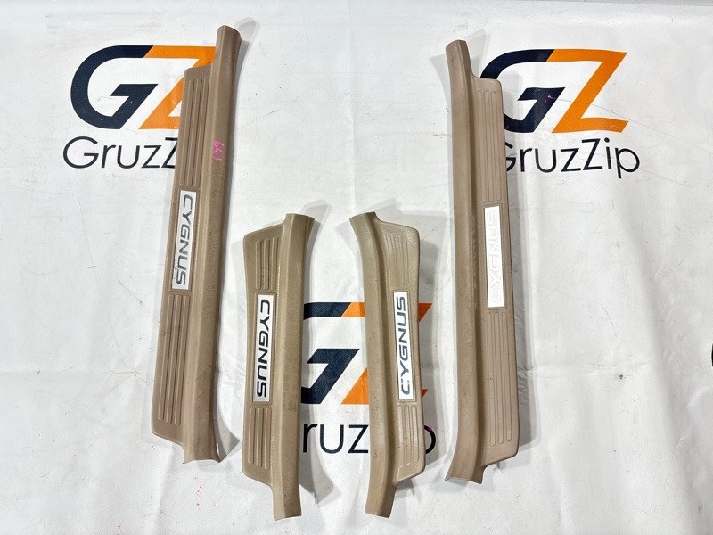 Порожек пластиковый Toyota Land Cruiser Cygnus UZJ100W 2UZ-FE 1999 (б/у)