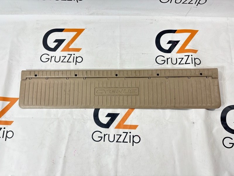 Накладка на порог багажника Toyota Land Cruiser Cygnus UZJ100W 2UZ-FE 1999 (б/у)