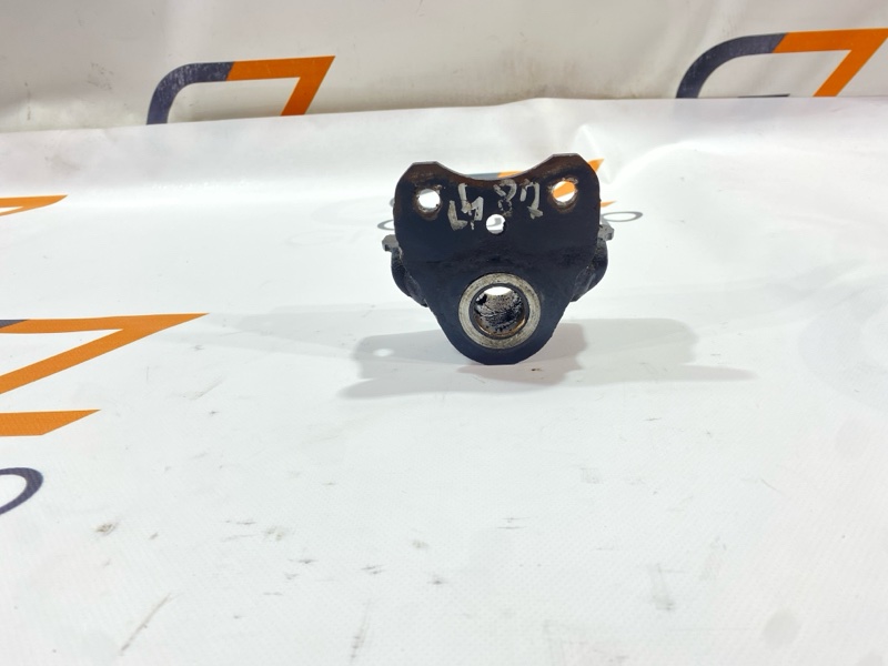 Кронштейн рессоры Mitsubishi Fuso Fighter FK61 6M61 2002 передний (б/у)