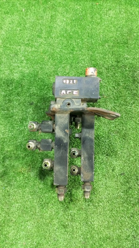 Распределитель гидравлический Nissan Diesel Condor MK122B FD46T 2000 (б/у)