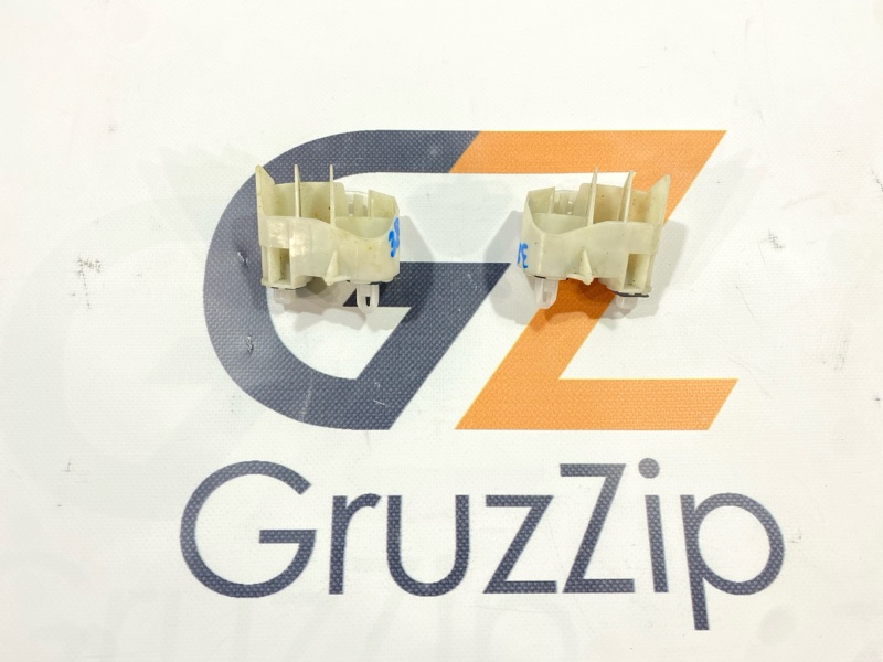 Крепление бампера Toyota VITZ NSP135 1NR-FE 2011 заднее (б/у)