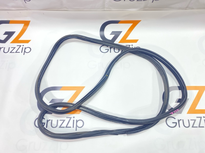Уплотнитель двери багажника Toyota Land Cruiser UZJ200W 2UZ-FE 2008 (б/у)