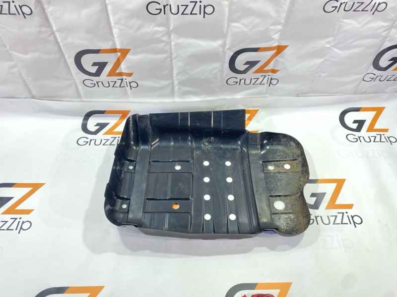 Защита топливного бака Toyota Land Cruiser Cygnus UZJ100W 2UZ-FE 2001 (б/у)