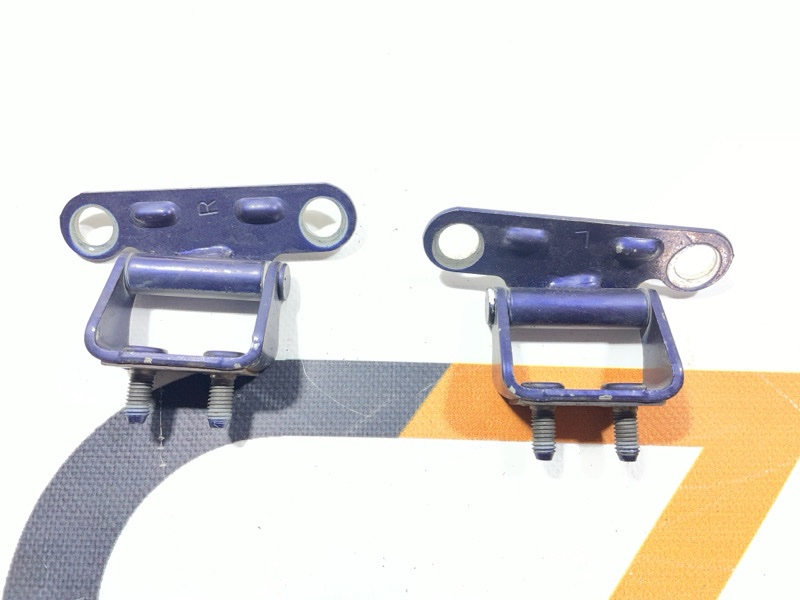 Петля багажника Toyota Hilux Surf KZN185W 1KZ-TE 1997 (б/у)