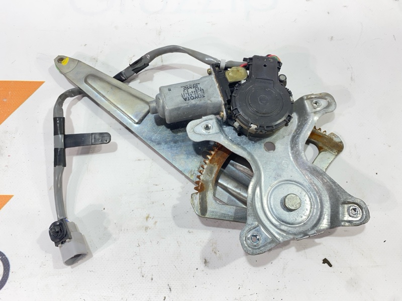 Мотор стеклоподъемника Toyota Land Cruiser Cygnus UZJ100W 2UZ-FE 1999 задний правый (б/у)