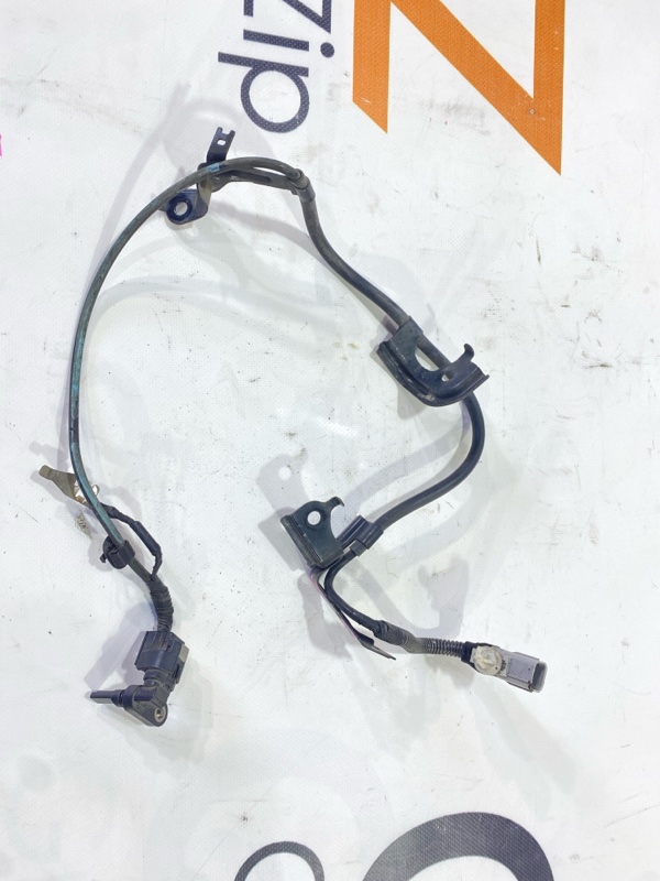 Датчик abs Toyota Land Cruiser UZJ200W 2UZ-FE 2008 передний правый (б/у)