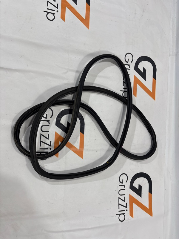 Уплотнитель двери багажника Toyota Land Cruiser UZJ200W 2UZ-FE 2008 (б/у)