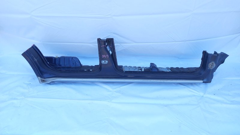 Порог кузовной Toyota Hilux Surf KZN185W 1KZ-TE 1997 правый (б/у)