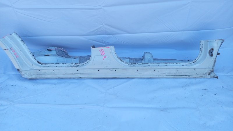 Порог кузовной Toyota Land Cruiser UZJ200W 2UZ-FE 2008 правый (б/у)