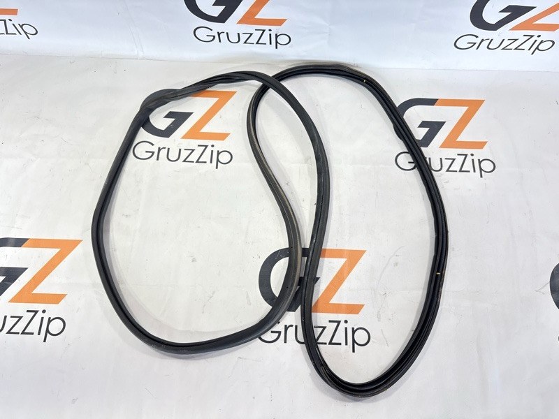 Уплотнитель двери багажника Toyota Land Cruiser UZJ200W 2UZ-FE 2008 (б/у)