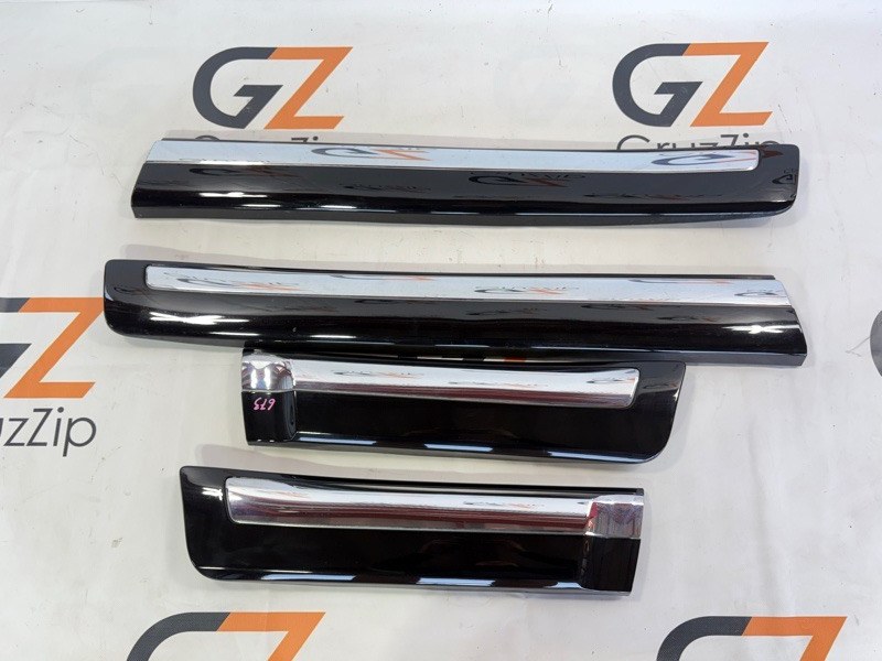 Накладка на дверь Toyota Land Cruiser URJ202W 1UR-FE 2012 (б/у)
