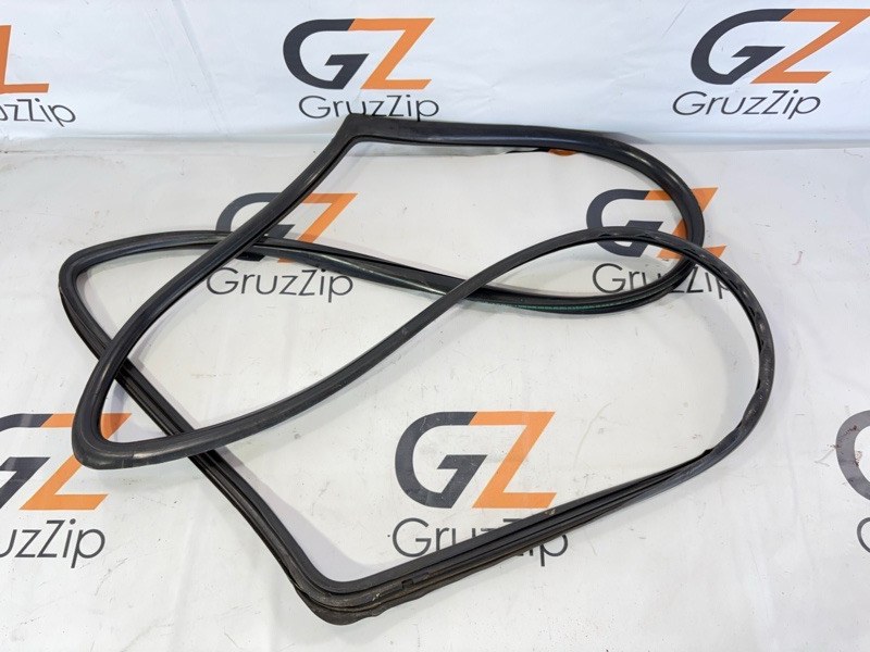 Уплотнитель лобового стекла. Isuzu Giga CXZ81K2 10PE1 1998 (б/у)