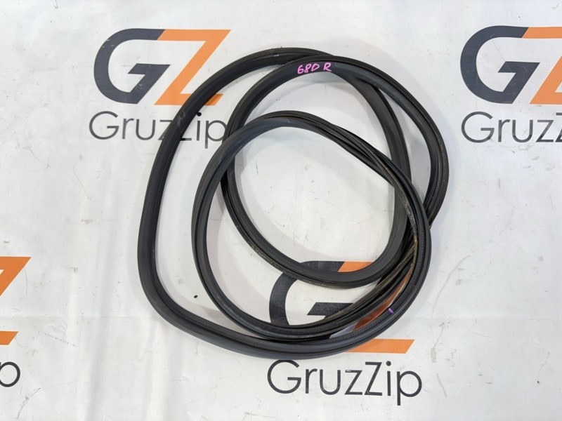Уплотнитель двери багажника Toyota Land Cruiser Prado GRJ120W 1GR-FE 2008 задний (б/у)