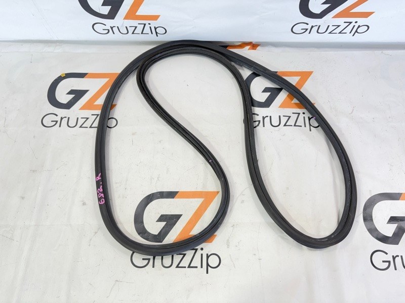 Уплотнитель двери багажника Toyota Land Cruiser Prado GRJ120W 1GR-FE 2007 (б/у)