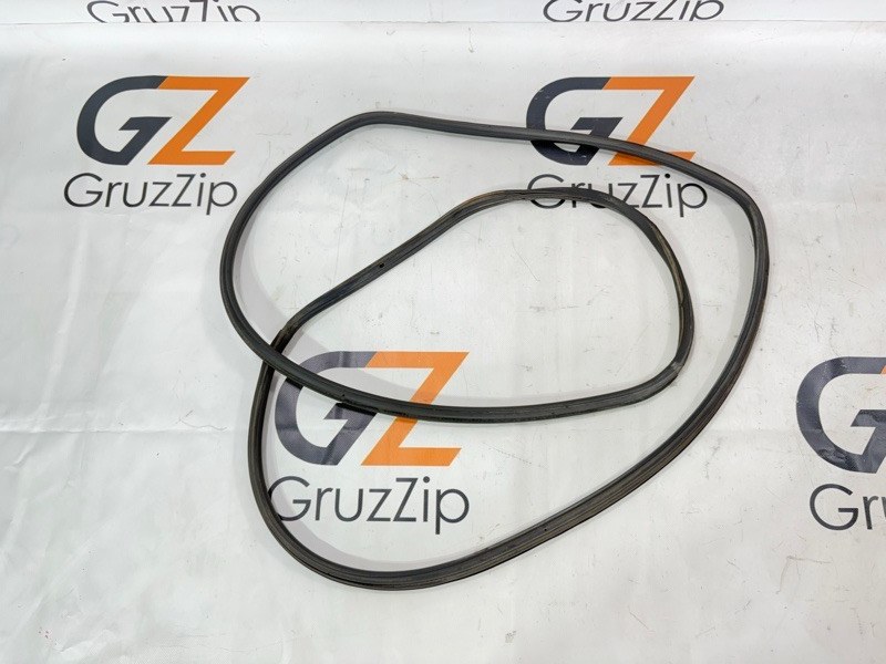 Уплотнитель двери Isuzu Giga CXZ72 12PD1 1992 правый (б/у)