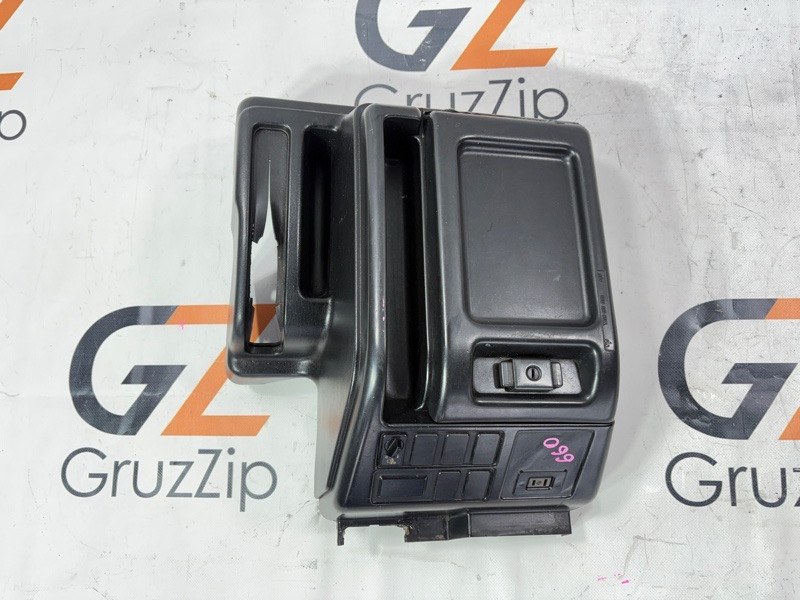 Бардачок между сидений Isuzu Giga CYJ50W2 6WA1 1998 (б/у)