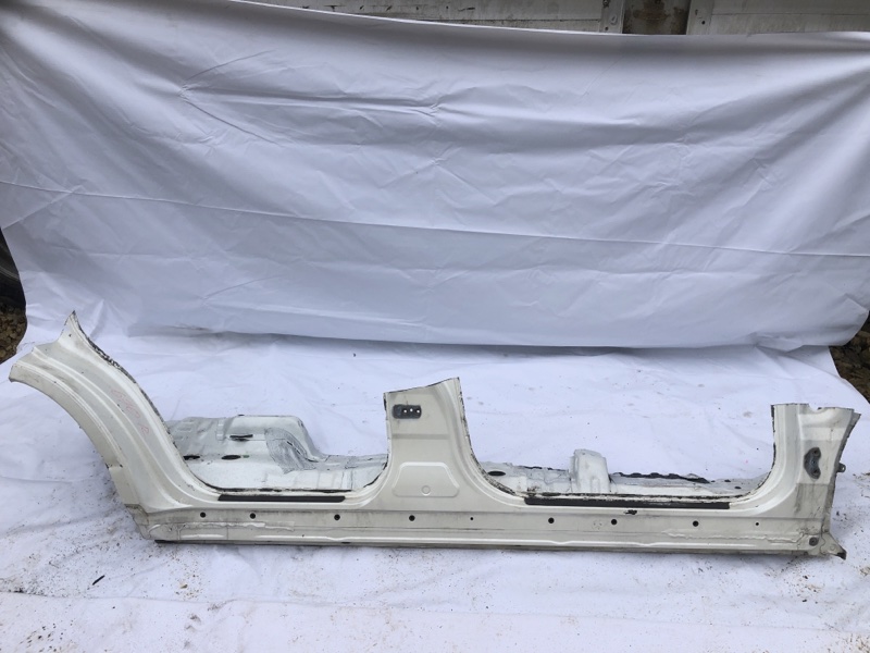 Порог кузовной Toyota Land Cruiser UZJ200W 2UZ-FE 2008 правый (б/у)