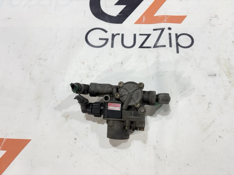 Клапан тормозной распределительный ABS Isuzu Giga CYJ51W3 6WF1 2002 передний (б/у)