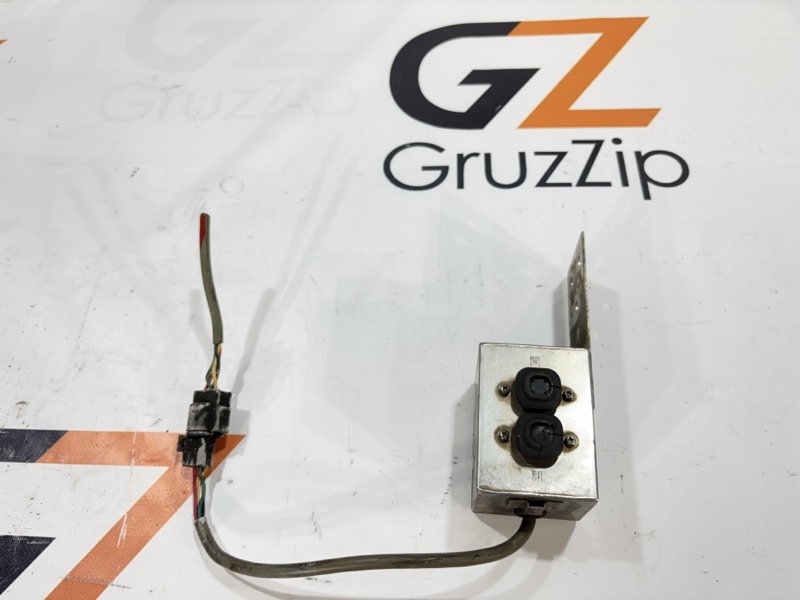 Кнопка подъёма крыла бабочки Isuzu Giga CYJ50W2 6WA1 1998 (б/у)