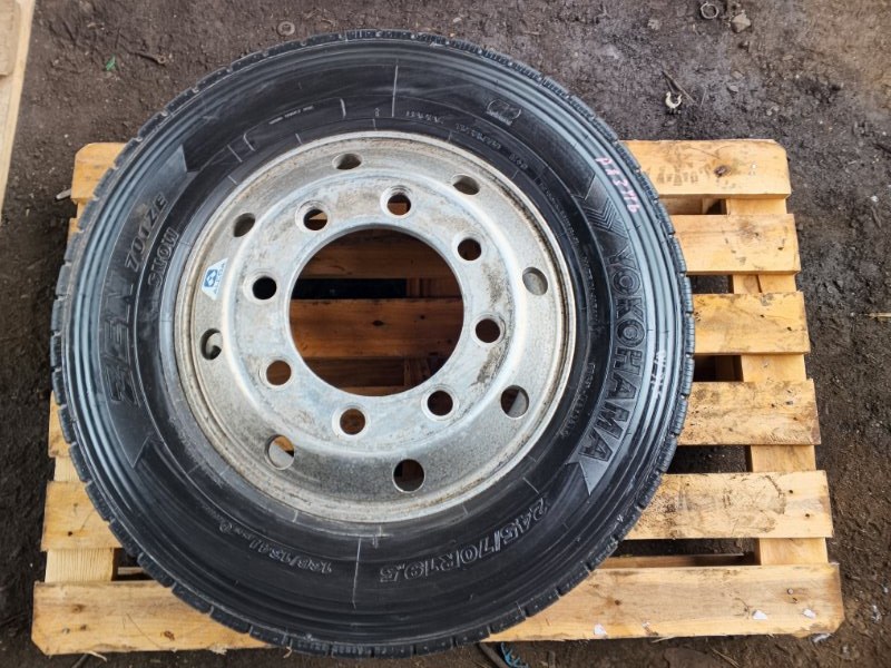 Шина 245/70R19.5 Mitsubishi Fuso Super Great FS54 6M70 2002 (б/у)