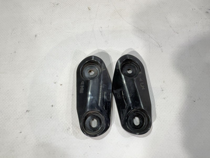 Отбойник двери багажника Toyota Sequoia USK65 3URFE 2007 задний (б/у)