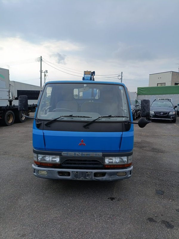 Автомобиль Mitsubishi Canter FE517 4D33 1996 года в разбор