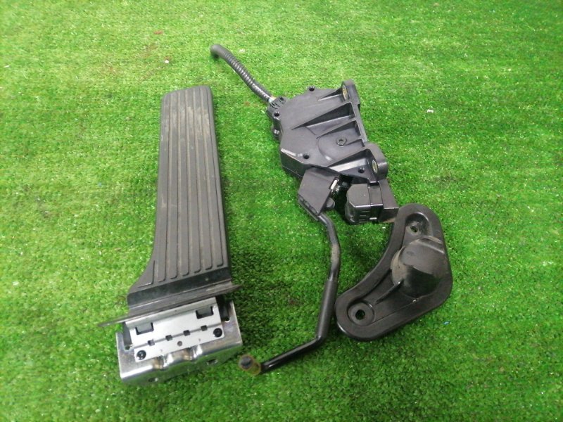 Запчасть педаль газа Lexus LS600h 2007.06 UVF45 2UR-FSE 78110-50020 Б/У Педаль газа Lexus LS600h 2007.06 UVF45 2UR-FSE 78110-50020 Б/У