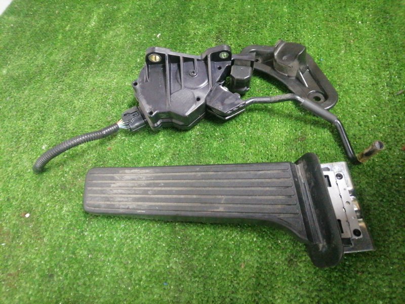 Педаль газа LS600h 2007.06 UVF45 2UR-FSE Педаль газа LS600h 2007.06 UVF45 2UR-FSE