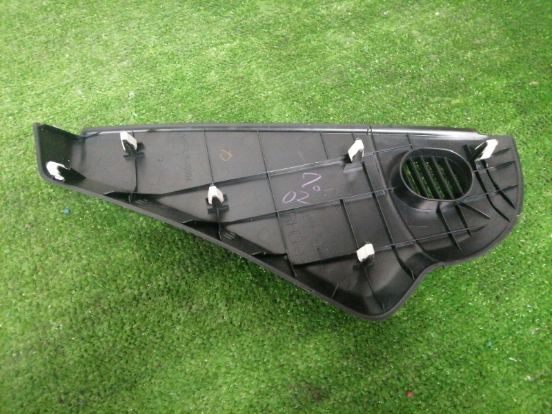 Пластик салона правый LS600h 2007.06 UVF45 2UR-FSE